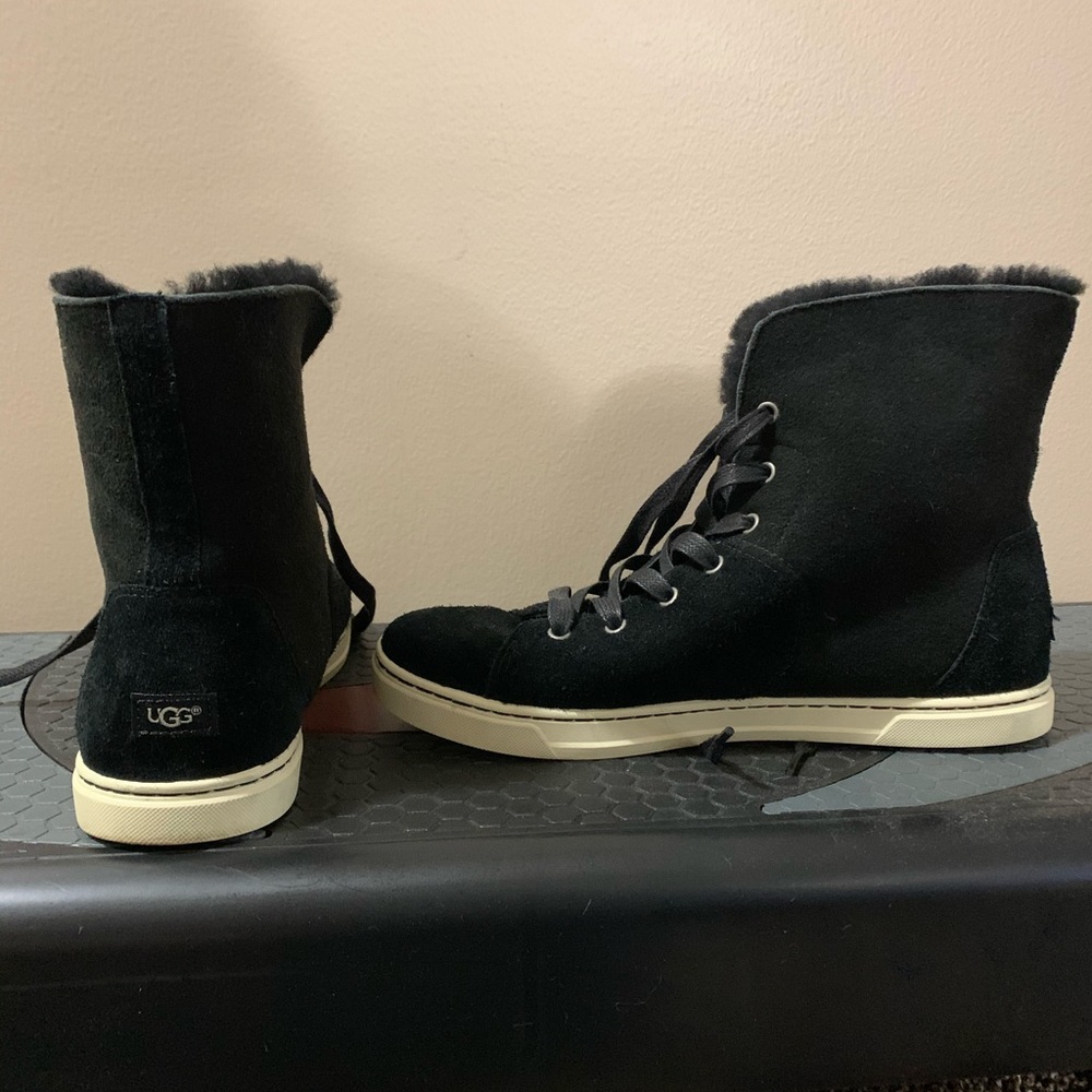 Ugg lace up boot with fur lining inside